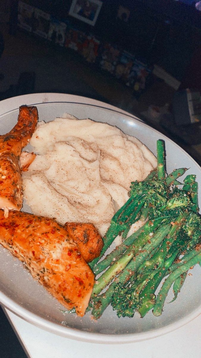 Sweet chili coated salmon with broccoli and fine beans in garlic herb seasoning and mash 😋