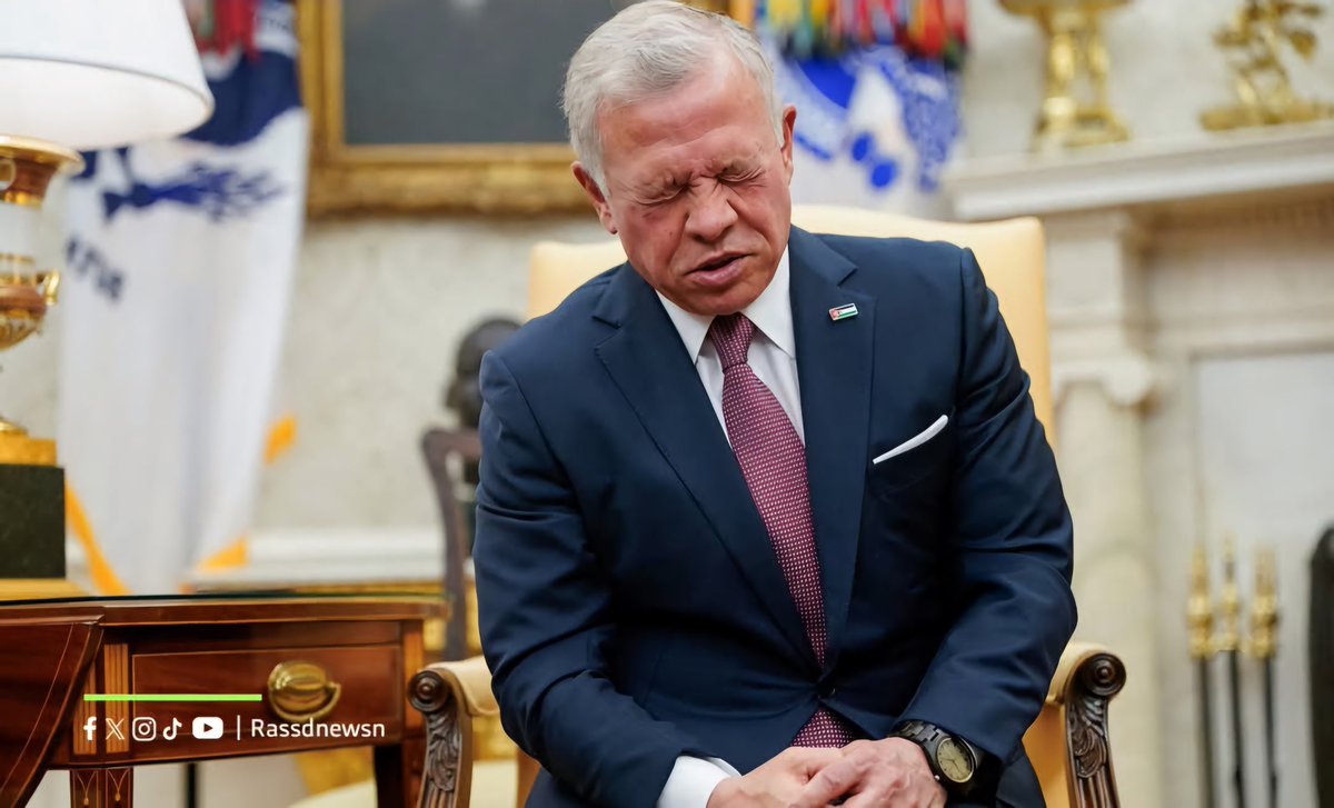 اللقاء الأصعب في حياة الملك!
ترمب لا يتصرف كرئيس دولة بل كمنظم لمباريات المصارعة
ولذلك بدا الملك مهزوزاً مرعوباً رَمَش بعينيه مع كل كلمة قالها رغم طلاقة لسانه الانجليزي!
كان على الملك أن يصمد وأن يتذكّر أن ترمب هو منظمٌ شهير لمباريات الملاكمة والمصارعة منذ 50 عاماً وأن منظمي