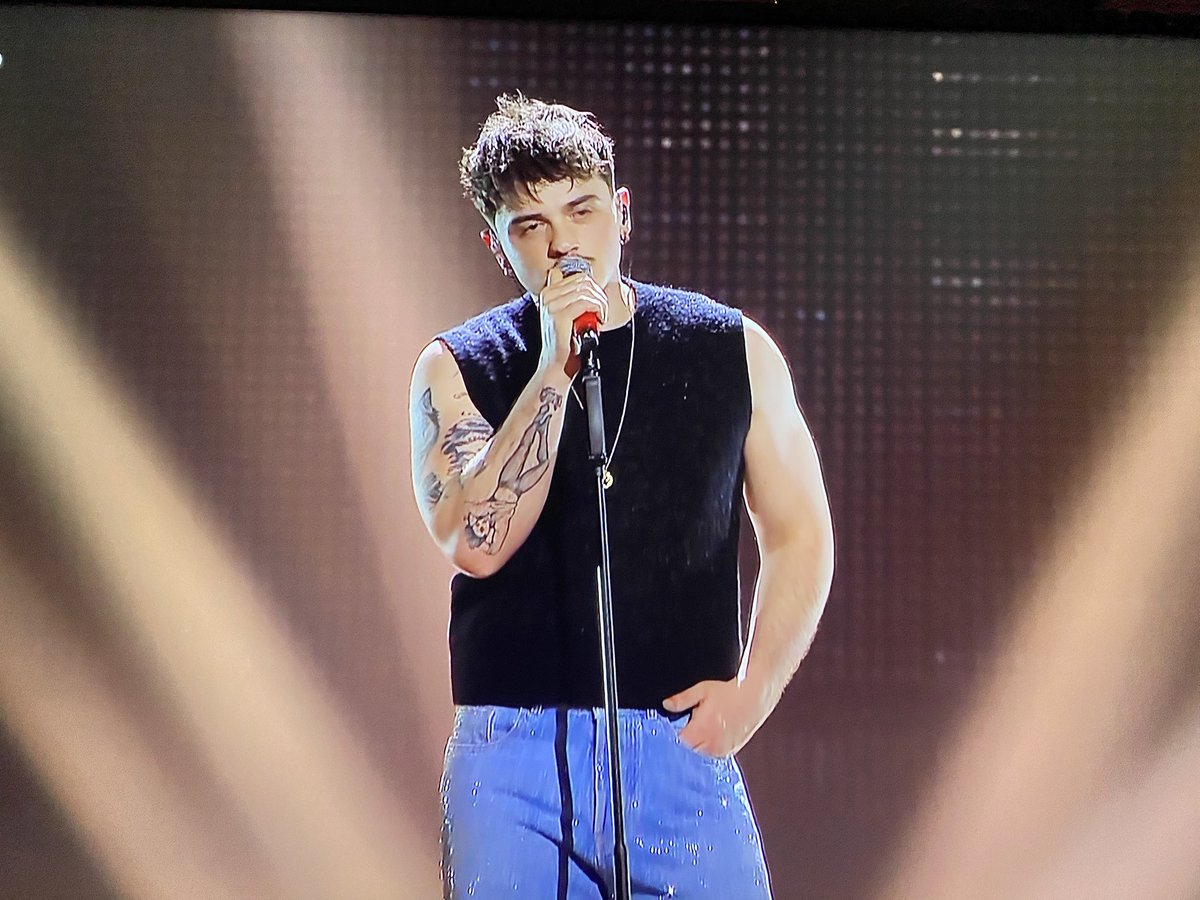 carmelitadurso's tweet photo. Bravissimo Olly!! 
“Te che mi fai, vivere e dimenticare, Tu che mentre cucini ti metti a cantare” #Sanremo2025 https://t.co/kGikTZLn0g
