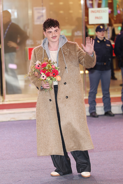 Gente_ufficiale's tweet image. Momento ultra boomer con @antoclerici gianduiotta, e coretti svariati prima di @olly_nclusive che esibisce un look randagio e il baffetto malandrino  #sanremo2025