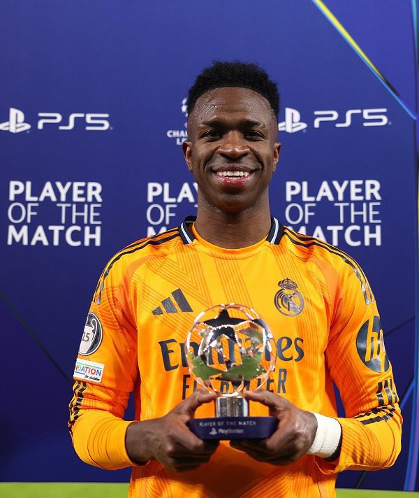 ¿La afición estuvo contra él? ¿Rodri grabó la burla de la grada? ¿El City se burló en redes? 

A Vinicius eso no le importó y ganó el MVP del juego, generando la acción del último gol. 

EL THE BEST habló en la cancha 🔥