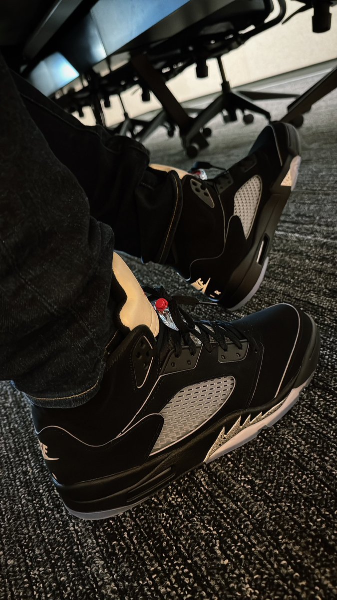 NNavram's tweet image. Day 11 of @JerLisa_Nicole&apos;s #BHMKOTD25 “Straightened” I’ve been doing my hair and shaping my beard way more since I started the new role. Decided to lace up the new reimagined Metallic 5s and take them in the office!