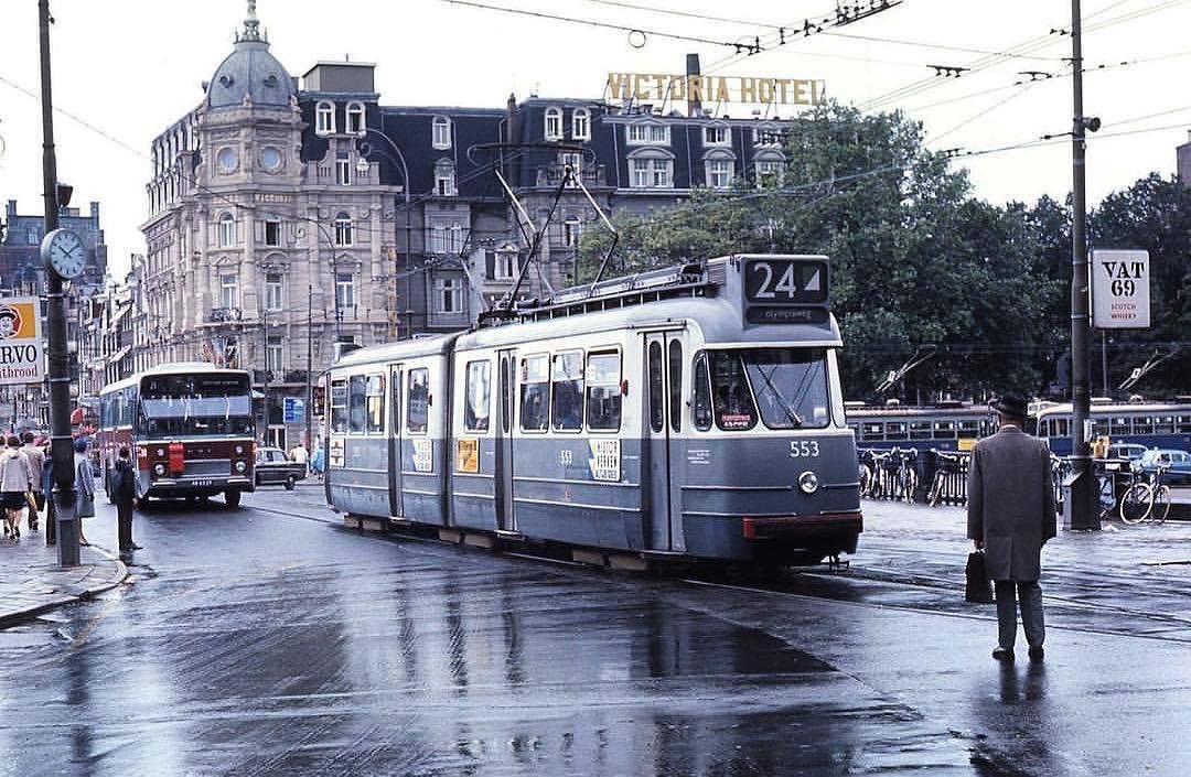 jangajentaan's tweet photo. Die grijze Amsterdamse trams... als ik ze op een foto voorbij zie komen, is het altijd of ik ze weer kan ruiken.
Uit 1967. https://t.co/JaJ01mXGD1