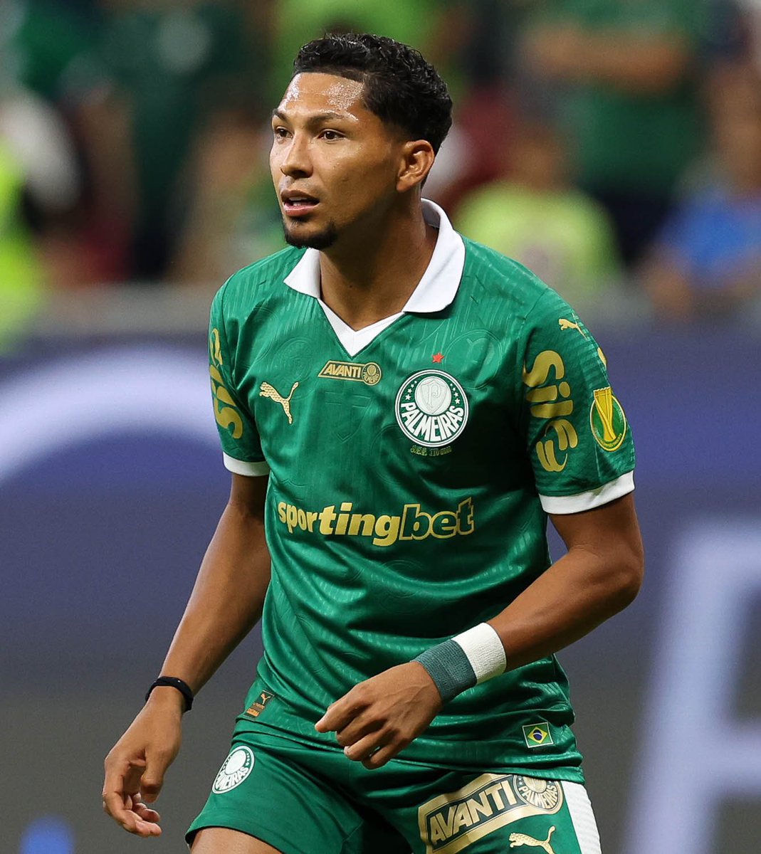 futebol_info's tweet image. ⚠️ AGORA!

Grêmio entra na briga com Atlético-MG e faz proposta por Rony, do Palmeiras.

O clube gaúcho oferece 5 milhões de dólares (R$ 28,8 milhões) por 80% dos direitos econômicos do atacante.

O salário oferecido pelo Grêmio é de R$ 1 milhão por mês, com aumentos anuais,…