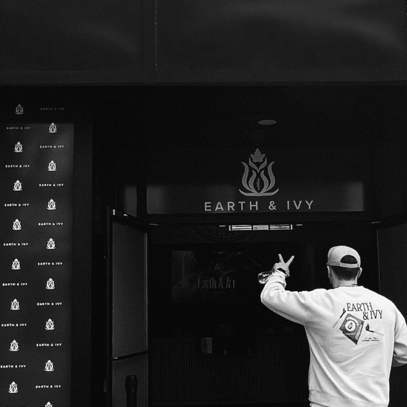 Herbworthy's tweet photo. Athletes are changing the weed game 🏆

See how these former D1 players turned @earthandivyco into New Jersey's most welcoming dispensary.

Read their story ⬇️