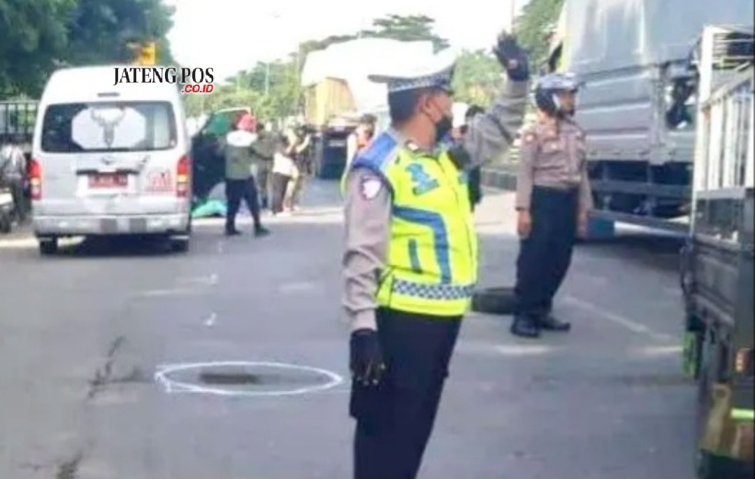 Oleng Hindari Jalan Berlubang, Istri Tewas Terlindas Truk -  jatengpos.co.id/oleng-hindari-…