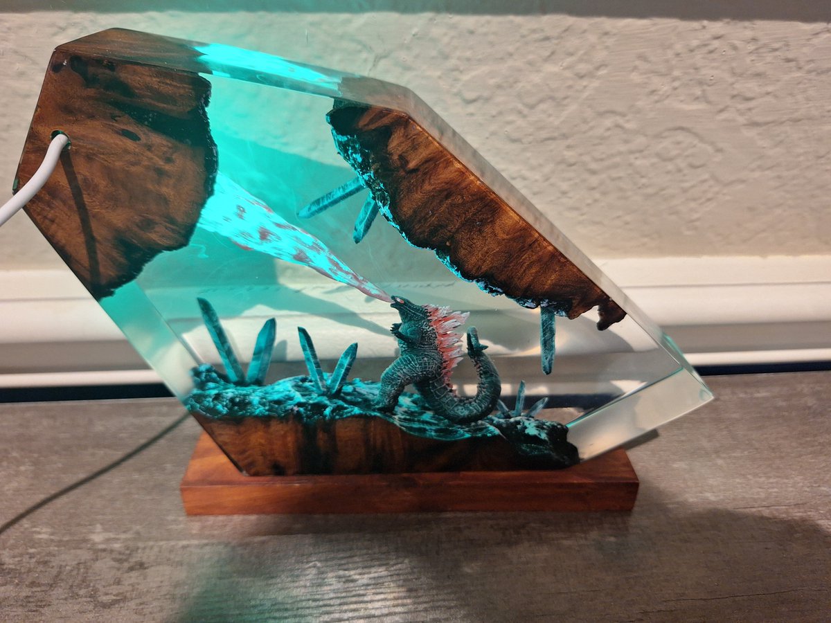 The absolutely amazing <a href="/JubileeBaking/">Jubilee 🧚🏻‍♀️ Baking Fairy</a> got me this super awesome desklamp as a early valentines day gift. Best wife ever.