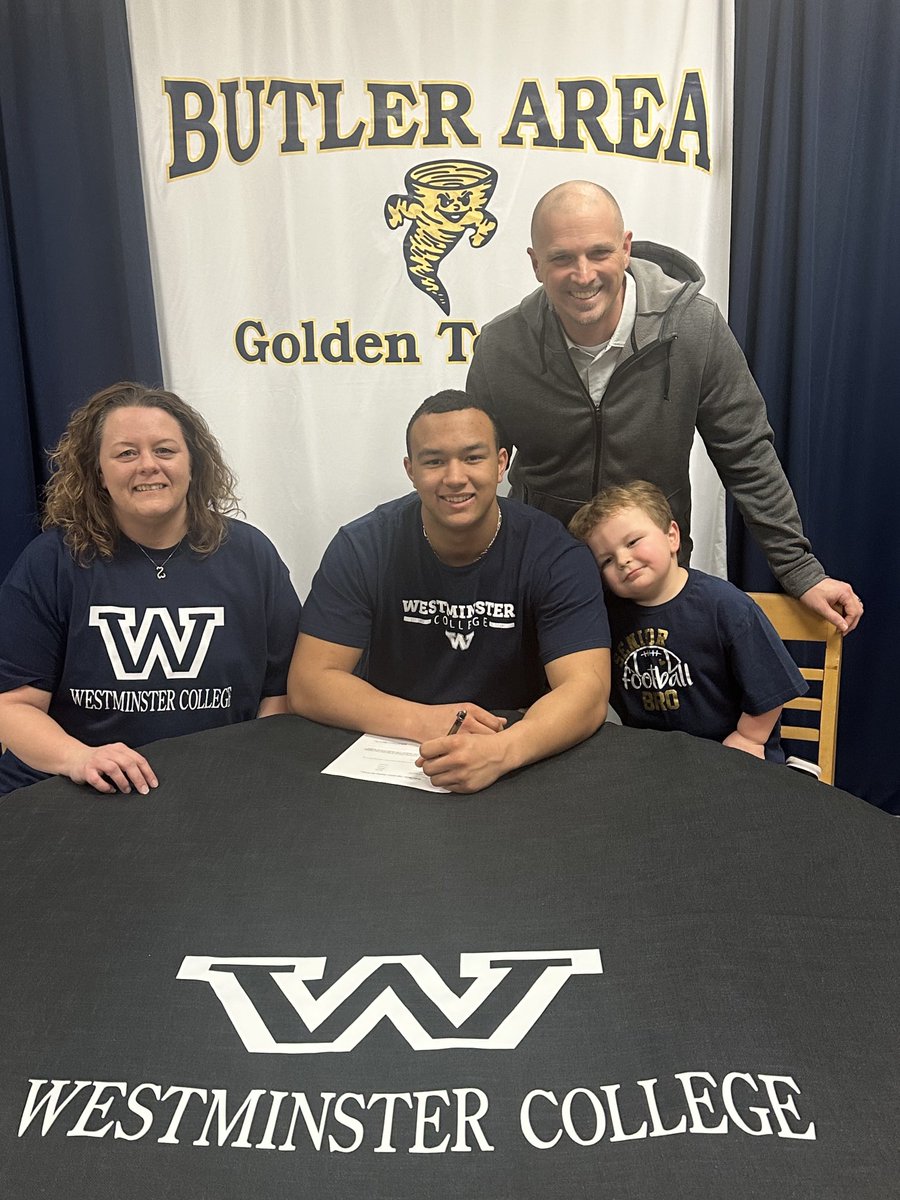 Congrats to football player Leland Anderson on signing with Westminster College to continue his academic &amp; athletic career next fall🏈🏈