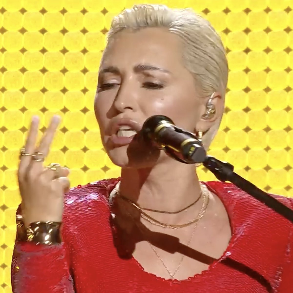 gaaarson's tweet image. “Carlo, quanti secondi possono stare i cantanti sul palco?” #Sanremo2025