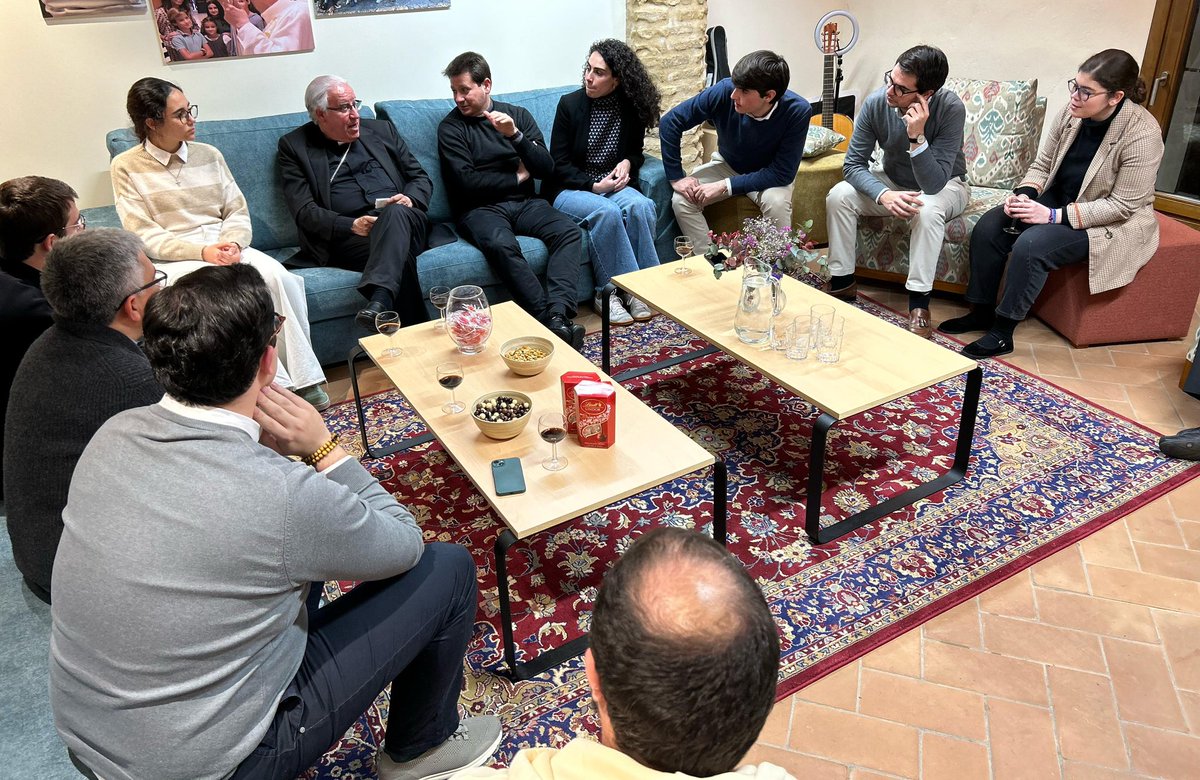 ArzobispoSaiz's tweet photo. Visita a la nueva sede de la Delegación de Pastoral Juvenil de #Sevilla, en Santa Clara. Oración, ágape y una animada tertulia con el Delegado y su equipo de colaboradores. Mucha vida compartida, mucha ilusión y esperanza, mucha confianza en Dios y en María santísima. Con la mirada puesta en el Jubileo de los Jóvenes