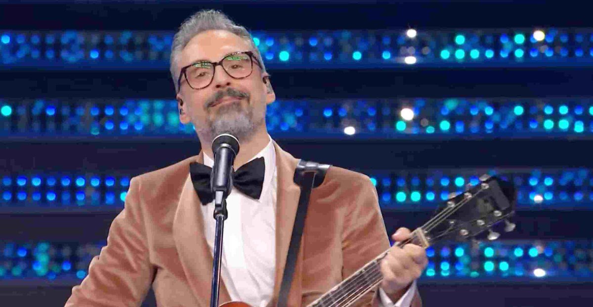 spokemayo's tweet photo. "hai cambiato l'architettura e le dimensioni del mio cuore" ❤️‍🩹

#Sanremo2025 https://t.co/1pCjRd8qAZ