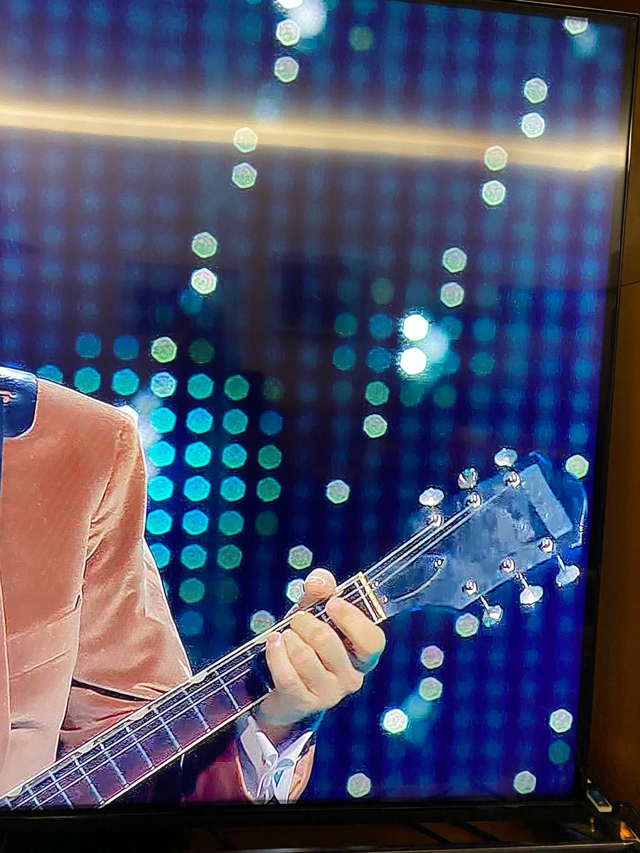 #brunorisas Perché coprire il logo della tua Gretsch? Hai paura che far sapere quanto costa diminuisca la tua aura indie? #SANREMO2025