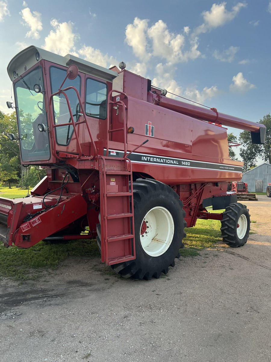 Day Brightener for you…beautiful 1980 IHC 1460 combine owned by my friend Bart Nelsen of Hutchinson, MN. Bart bought it in ‘86 with 600 hours in it from Bancroft Implement