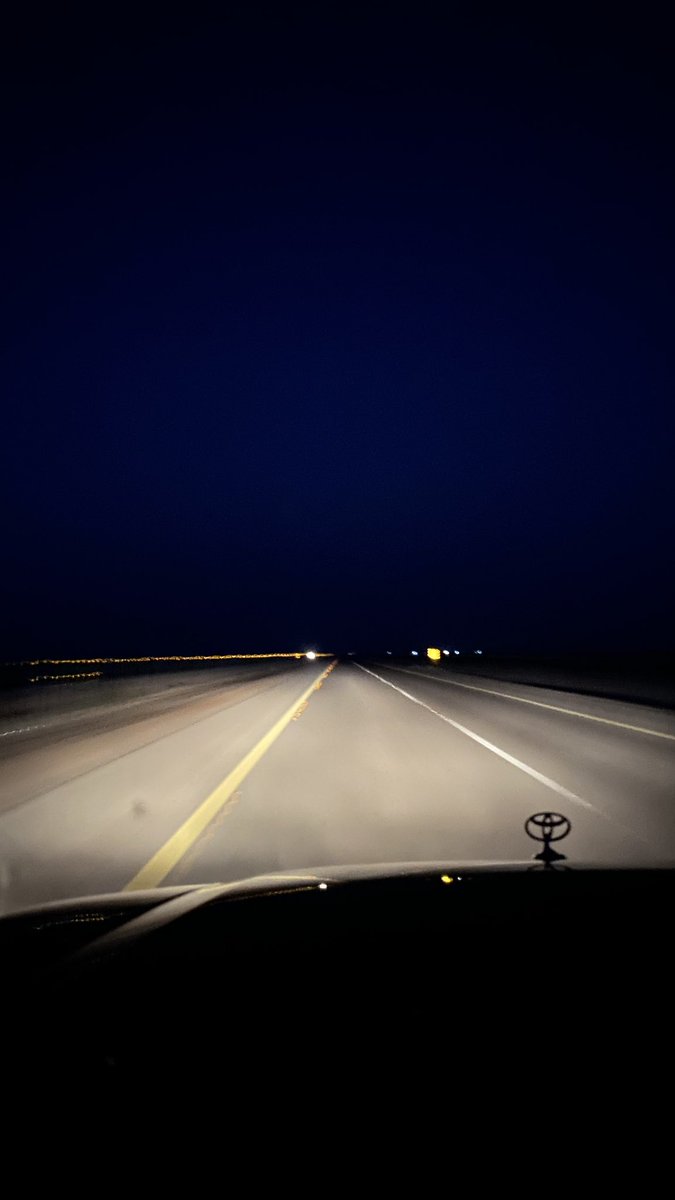 صار قلبي بعد فرقاك خط مسافرين 
يدهلونه بس مامنهم اللي .. يستقر