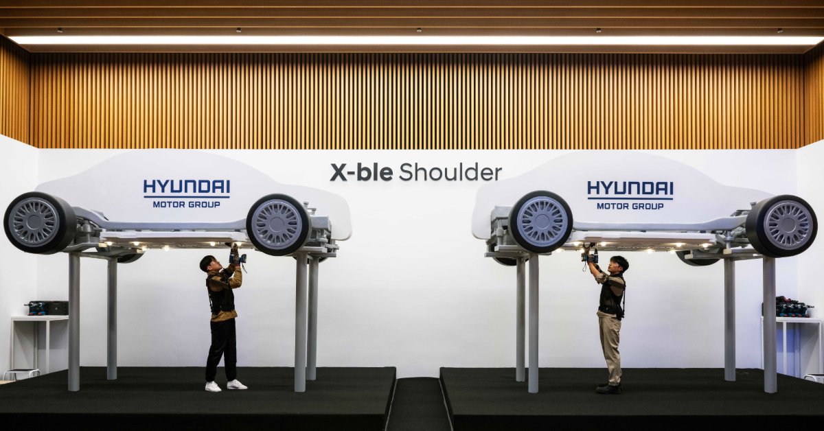 AssemblyMag1's tweet photo. ⚙ Today for Assembly Tech Tuesday, we're highlighting a wearable robot called ‘X-ble Shoulder' by Hyundai Motor Co. and Kia Corp.
Read about the ‘X-ble Shoulder' 👉 https://t.co/Pud1RLxoe7
Photos courtesy of Hyundai
#assemblers #wearable #robot #exoskeleton https://t.co/8Xy6Csocdl