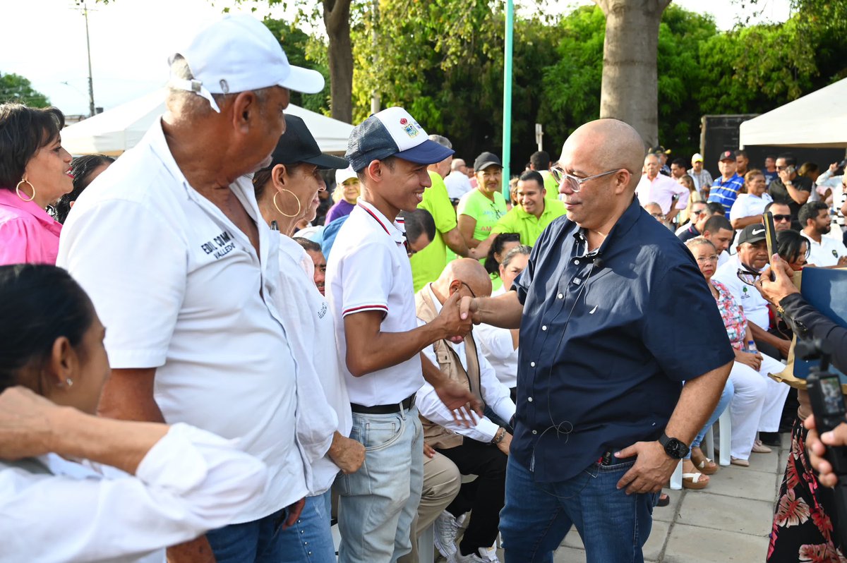 AlcaldiaVpar's tweet photo. Así, de la mano de la comunidad el alcalde @ErnestoOrozcoD presentó el Plan de Inversiones para este año. Estamos arreglando la ciudad con obras para la gente. https://t.co/am3wOORLwE