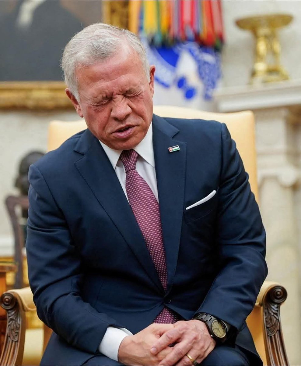 هذا الملك الرذيل والعميل الهزيل الذي جلس أمام ترامب كأي تابع مرتبك ذليل، أثبت بالدليل القاطع بأن ثمن الاستسلام أكبر بكثير من ثمن المقاومة.
هذا الملك يذكرني بقصة الديك الذي هدده صاحب الدار بالذبح إذا لم يتوقف عن الصياح، فخاف من الذبح وضحى بصوته وتوقف، ثم هدده بالذبح إذا لم يقم