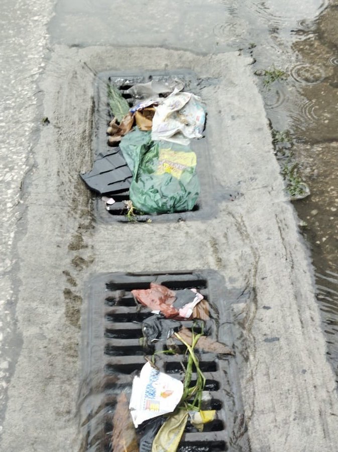 FernandCornejoV's tweet photo. #AseoCantonal | Desde el lunes 10 y martes 11 de febrero Guayaquil ha registrado 101.53 mm de precipitaciones, lo que equivale a más de 100 litros por metro cuadrado, impactando principalmente el norte de la ciudad. Estas lluvias han coincidido con períodos de marea alta, agravando la acumulación de agua en diversas zonas.

🔹 Acciones realizadas: 

✅ Atención de puntos reportados por acumulación de aguas lluvias: 27 sectores priorizados. 
✅ Evaluación en Posorja para determinar trabajos de mitigación. 
✅ Control y barrido de sumideros para mejorar el drenaje. 
✅ Intervención en 4 árboles caídos que afectan la movilidad y seguridad.

Seguimos monitoreando desde el Centro de Operaciones de @segura_ep y actuando en coordinación con @EmapagGye, @urvaseo y @parquesgye para reducir los efectos de las lluvias en la ciudad. 🌿🚧

#CiudadDeTodos