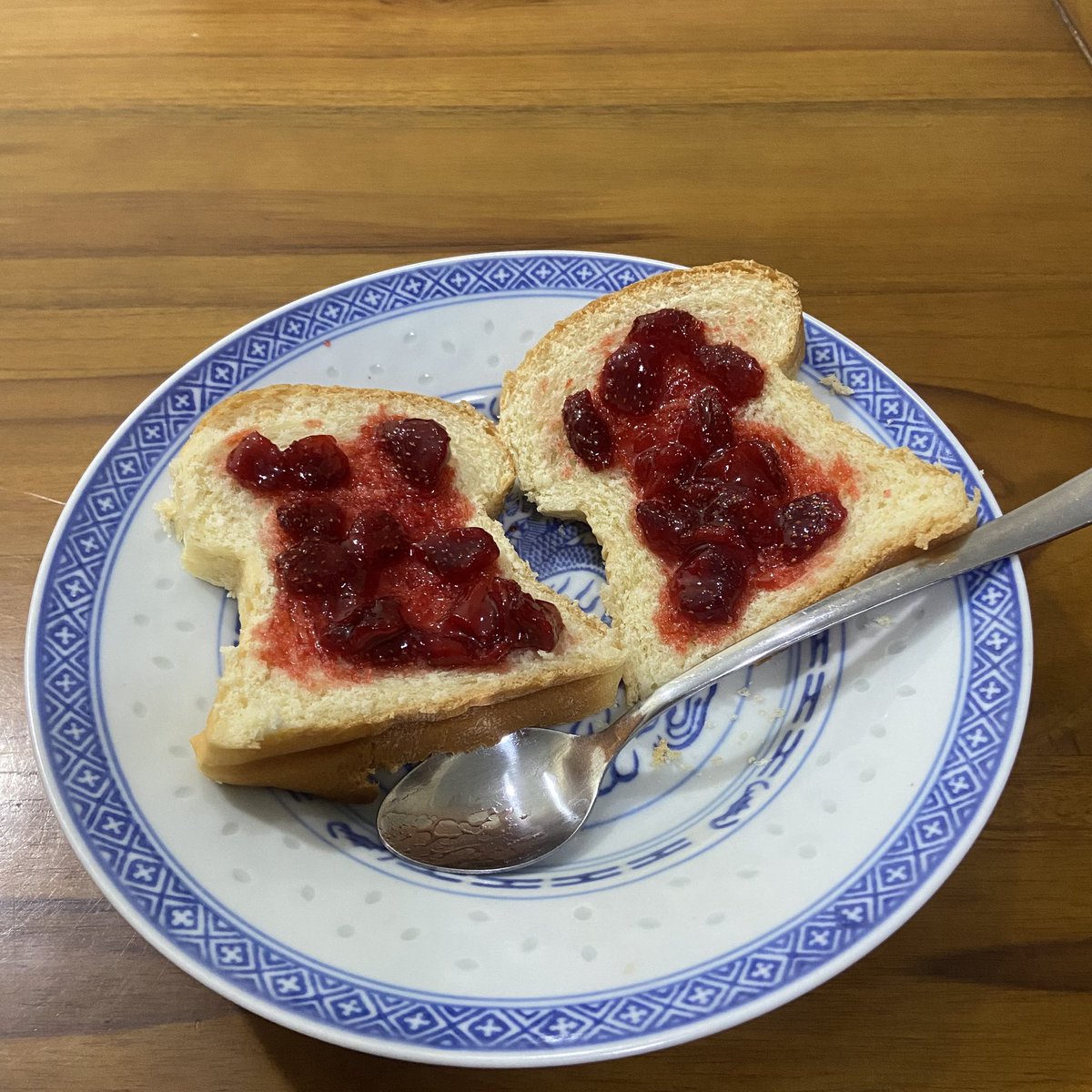 luckygrll's tweet photo. Day 5⭑.ᐟ
•
disini jg lupa foto:)
1. Es krim durian montong buatan mamak enak bangetttt 100000/10💘
2. roti n strawberry jam ini jg buatan mamak enakk🤌🏻 https://t.co/LatCxAK0r0