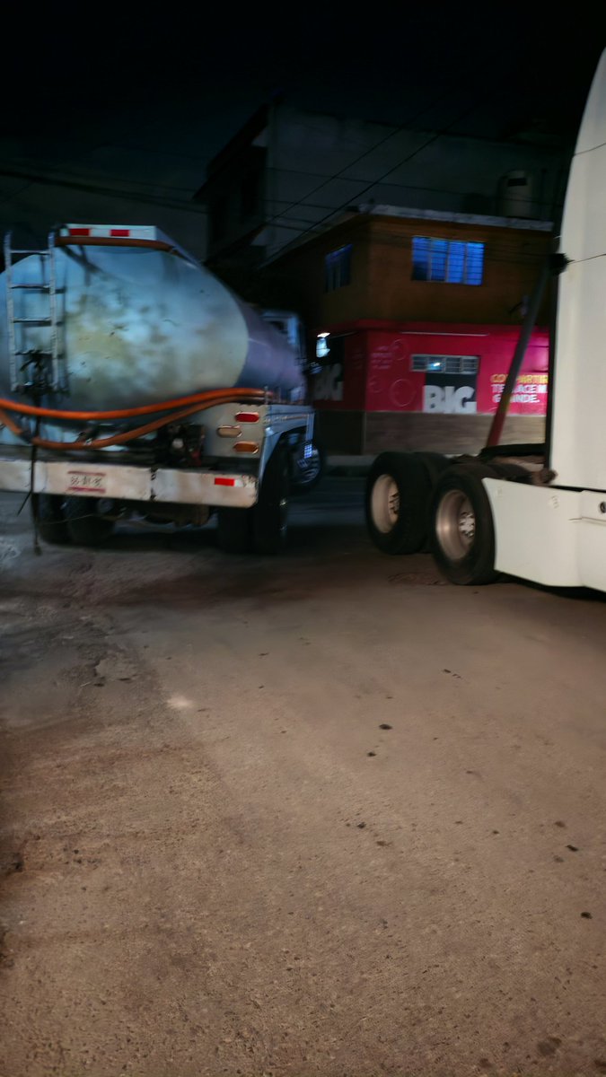 marko_diax's tweet photo. Después de las 10 de la noche inicia el huachicol del agua con pipas piratas en colonia segor y aledañas!

No que ya no? @SapaseEcatepec @azucenacisneros @octaviomtzv @osvaldomuller @MexiquenseTV @AztecaNoticias https://t.co/iE6tlXVWRI