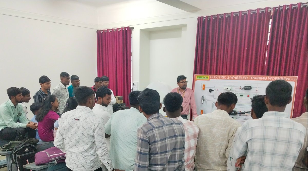ritindia1983's tweet photo. Electrical Engineering Department successfully conducted a three-day training program on "Embedded Applications in Electric Vehicles...EV-Innovations" from Jan 27-29, 2025, in collaboration with the IIC and AICTE-RIT IDEA Lab.
#EmbeddedSystems #AICTEIDEALab #IIC #Skill https://t.co/hSFDXWeQzr