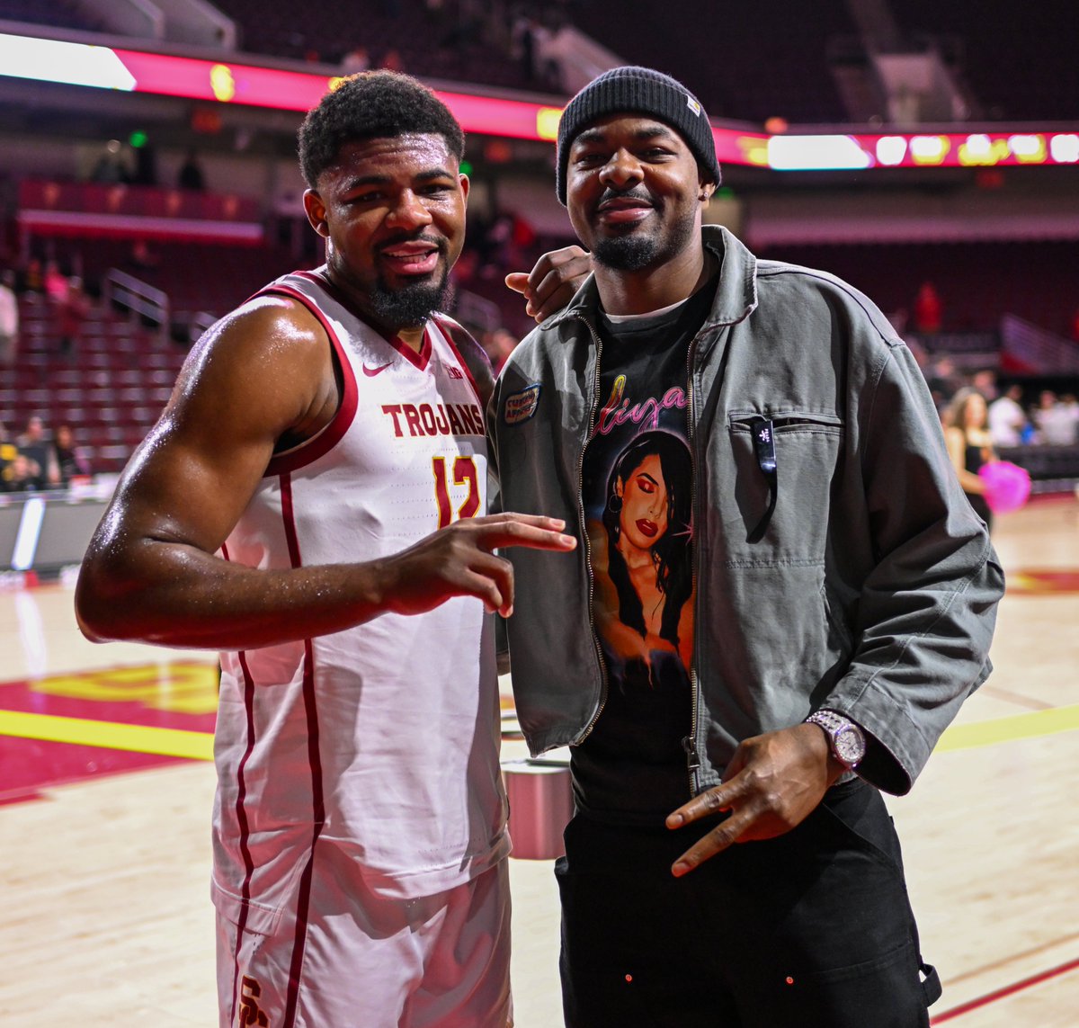 USC Men's Basketball (@usc_hoops) on Twitter photo Family Ties π€
<a href="/AgeeRashaun/">β¨High Flyerβ¨</a>'s older brother Tajuan was in the house to support tonight Family Ties π€
<a href="/AgeeRashaun/">β¨High Flyerβ¨</a>'s older brother Tajuan was in the house to support tonight