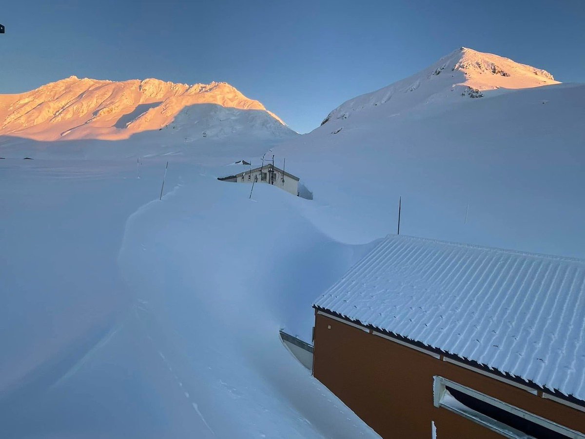 静かな室堂の夕方😌 厳しい雪景色をやさしい夕陽が照らしています