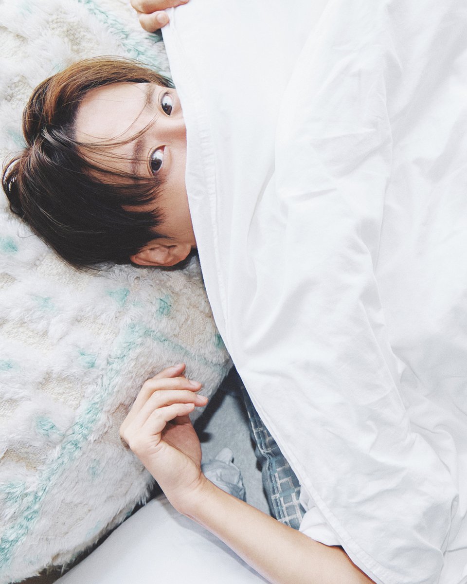 “포기하지 않고 걸어온 시간들이 차츰 빛을 발하고 있어.”

찬 바람이 멎고 스물한 번째 봄을 맞이하며, 김준수를 만났습니다. 그가 지금까지 노래하는 이유가 된 모든 것을 기록했습니다.

팬들을 만나게 해준 7,800일의 날들과 다시 손잡고 걸어온 5,500일의 시간. 그리고 그 모든 시간을 증명해 낸,