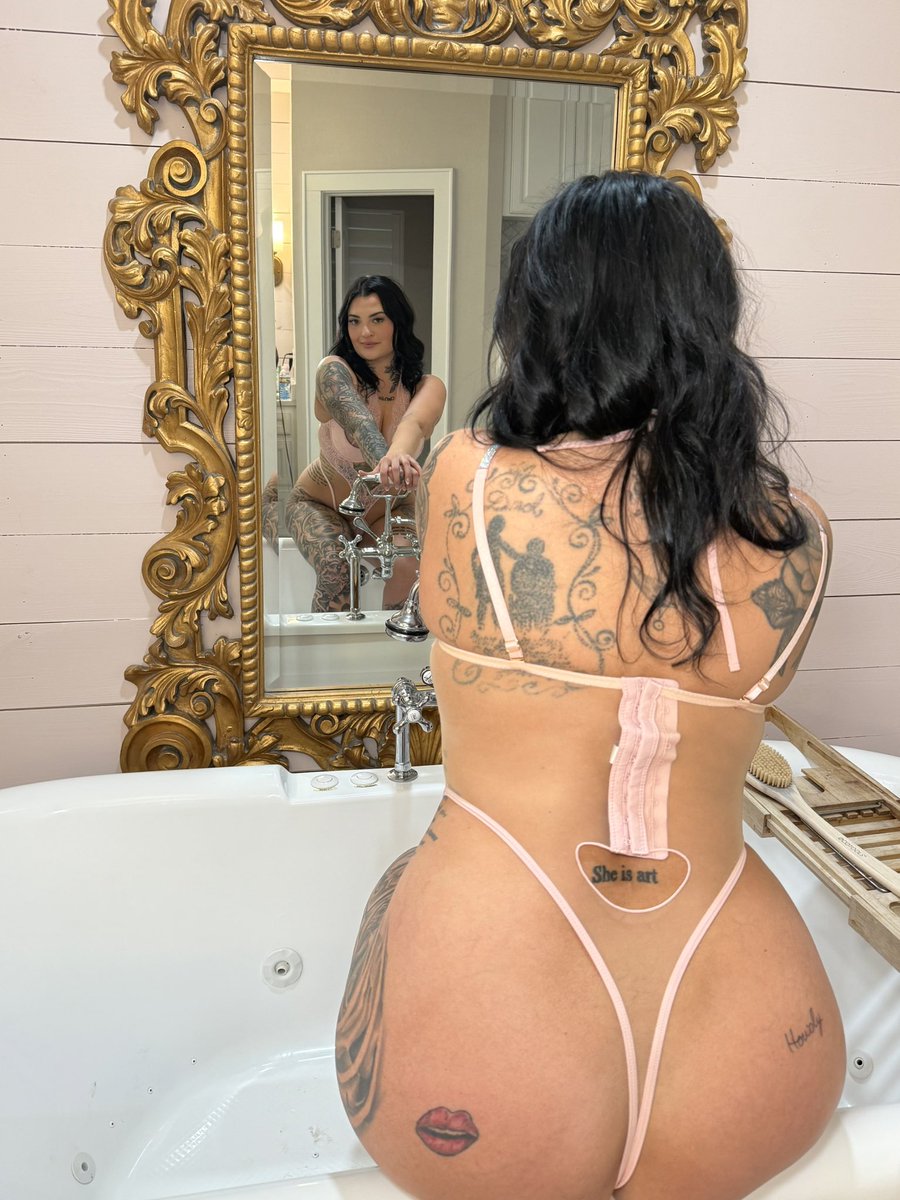sammyywoahhh's tweet photo. She is art, she says.. 

#paypigs #sheisart #justagirl #OF #findom https://t.co/3lhyxS55oP