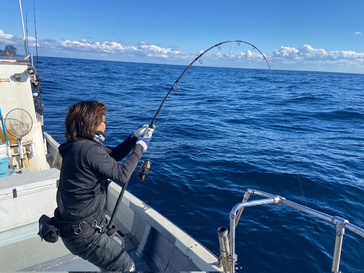 NatureAngler's tweet photo. 久々にマグロが食べたくなったので
昨日は千葉沖にキハダマグロを狙いに釣り仲間数人と行ってきました！
やっぱりトップでヴォガーン！！
が気持ちぃーー🤪
何度味わってもやめられない釣りだな
中毒だな🤪

キハダ自己記録更新
147センチ
43キロ https://t.co/1ep2QBCRE9