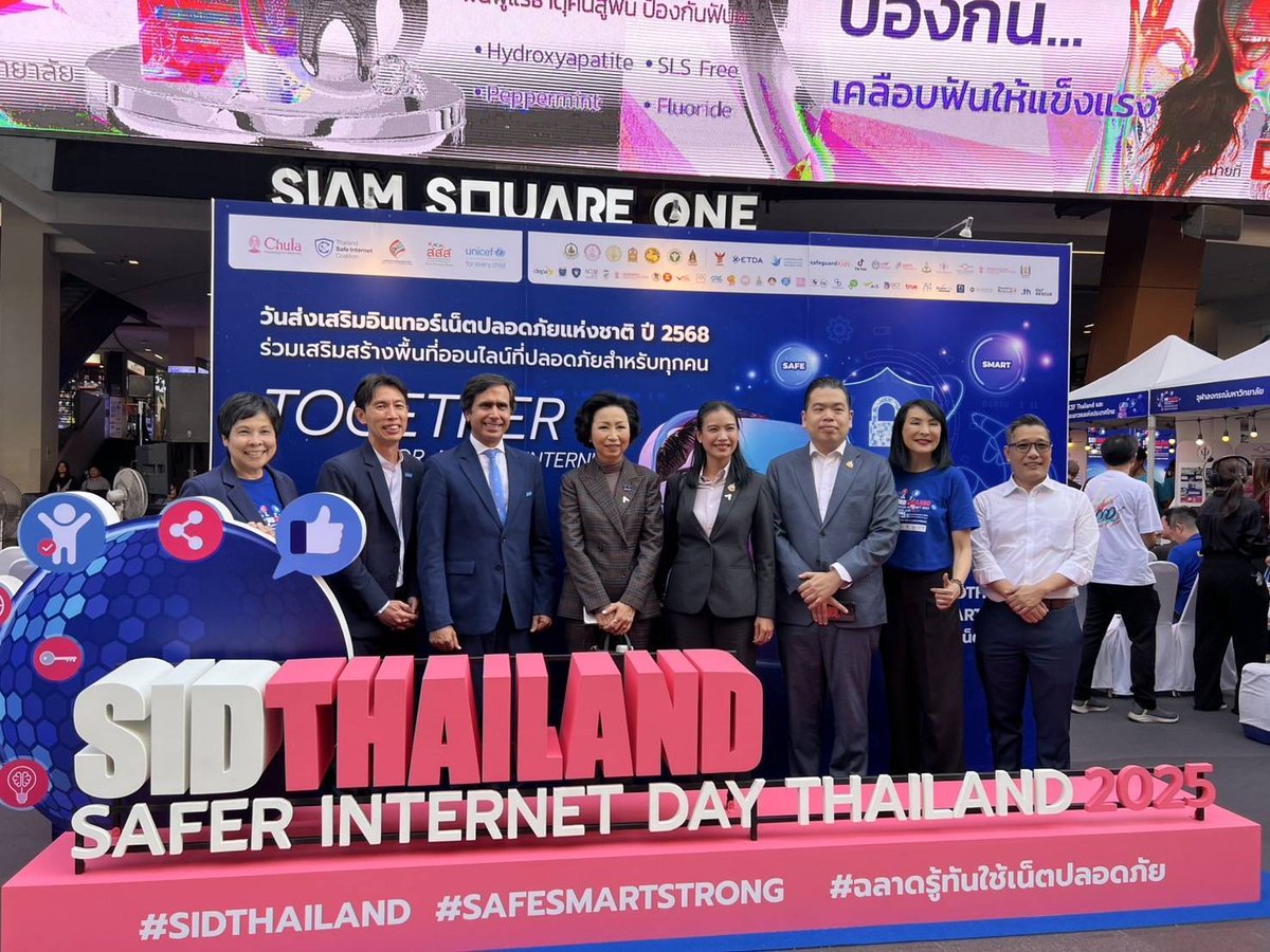 NaenaeRudklao's tweet image. 💪 #การเมืองสร้างสรรค์ เพื่อโลกออนไลน์ที่ปลอดภัยมากขึ้นในไทย!!
.
11 กุมภาพันธ์ 2568 คือ วันการใช้อินเทอร์เน็ตที่ปลอดภัยขึ้น หรือ #SaferInternetDay  หมอศรีญาดา @Sriyadaa-ทนายแจม @lawyerJammy -เนเน่ รัดเกล้า จับมือผลักดันการแก้กฎหมาย…