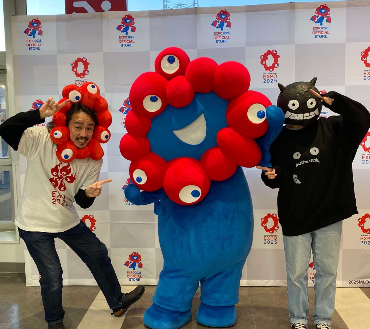 みちしるべぇ」ポーズしてくれた ミャクミャク様😍