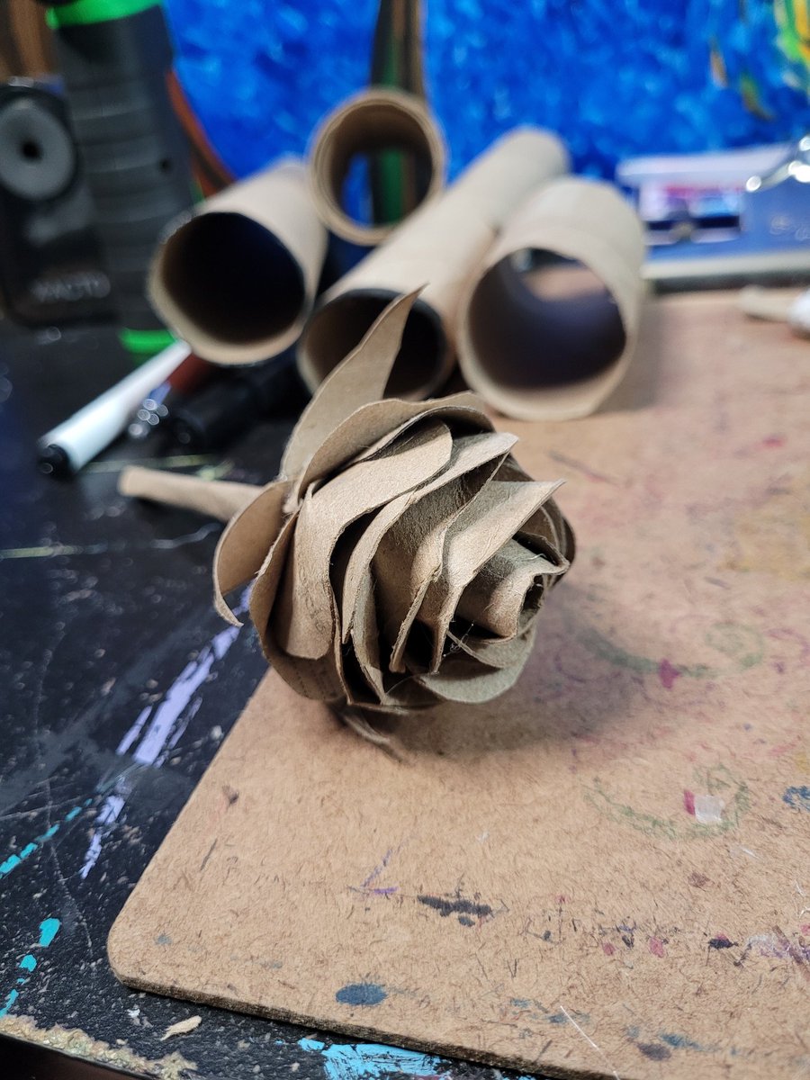 Ashley99169640's tweet photo. If I can make a flower out of plastic spoons then I can most definitely make one out of cardboard ❤️❤️❤️❤️
#cardboard #roses #flowers #myowndesign #myownstyle #artist #ArtistOnTwitter https://t.co/Odd1NDiVw7