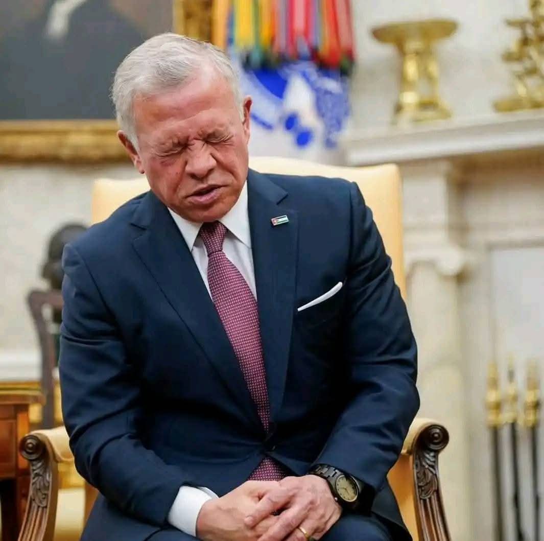 ما أذلّها من لحظة، وما أشدّها على كل حرّ! ملكٌ عربي ينحني أمام سيد البيت الأبيض، وكأن العروش لا تقوم إلا على الركوع! يدّعي الانتساب لأشرف البيوت، لكنه لم يرث من العلوّ إلا اسمه، ومن المجد إلا ذكراه البعيدة.

أما قرأتم في كتب التاريخ أن العزّ موقف، والمذلة دهرٌ ممتد؟ أما سمعتم عن