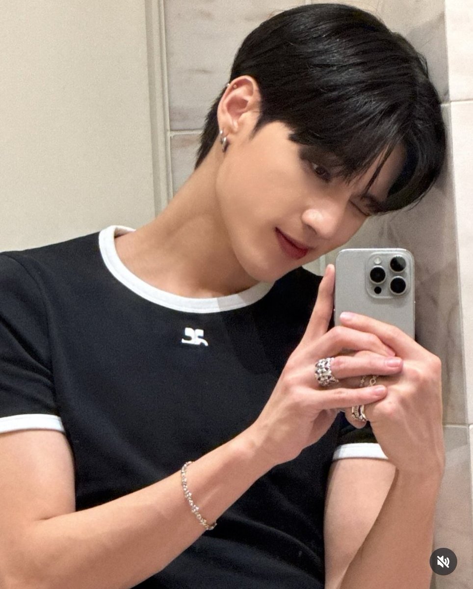 근데 정우영 진짜 반팔 흑짧이 필승이라고 생각해..