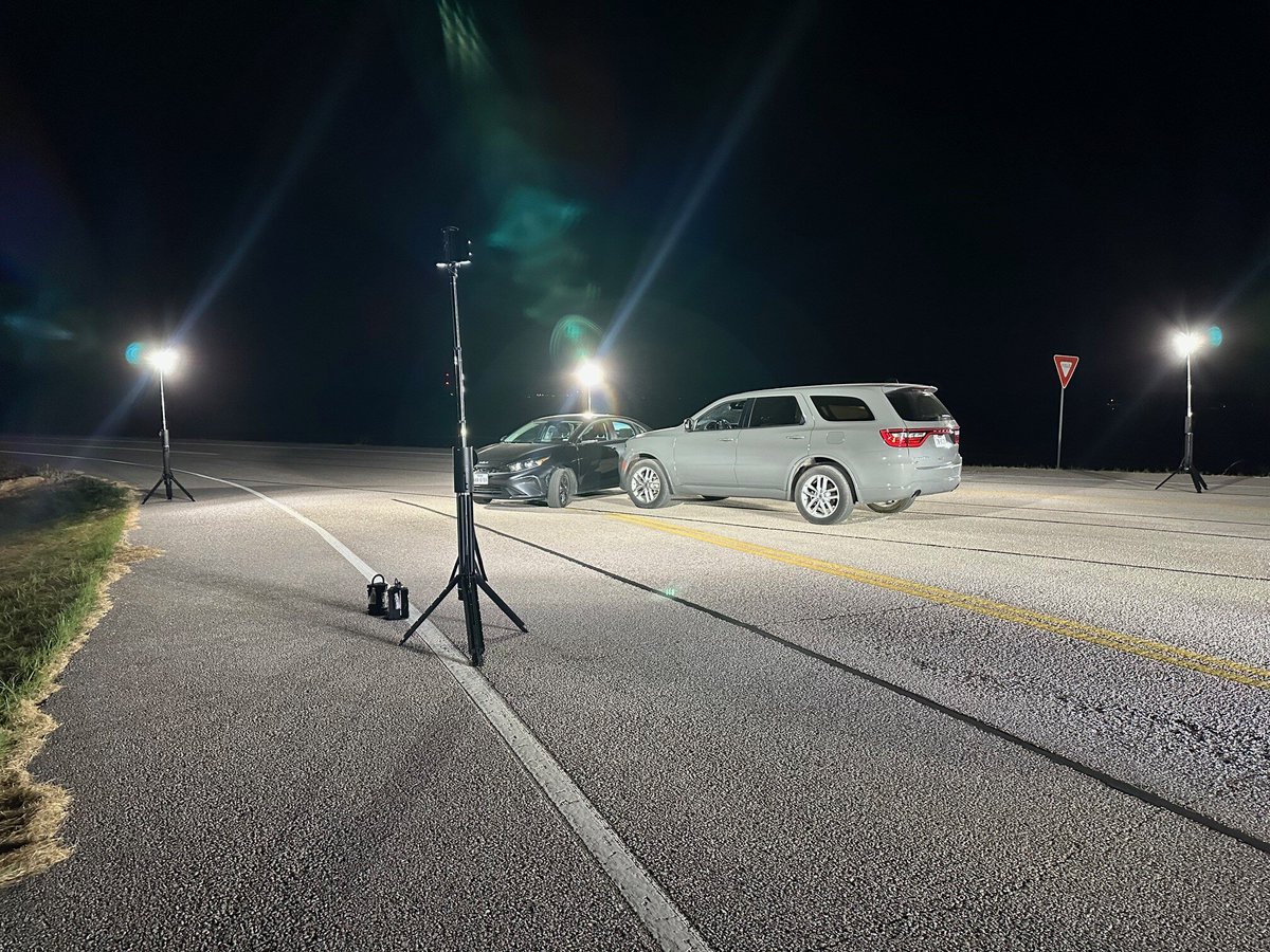 foxfuryLED's tweet image. People often ask about top features when it comes to FoxFury Scene Lights... 
Cordless. Rechargeable. Waterproof. 

This allows you to work in ALL conditions, makes set-up and transport easier and it reduces the likelihood of slips, trips and falls when on scene. #foxfuryled