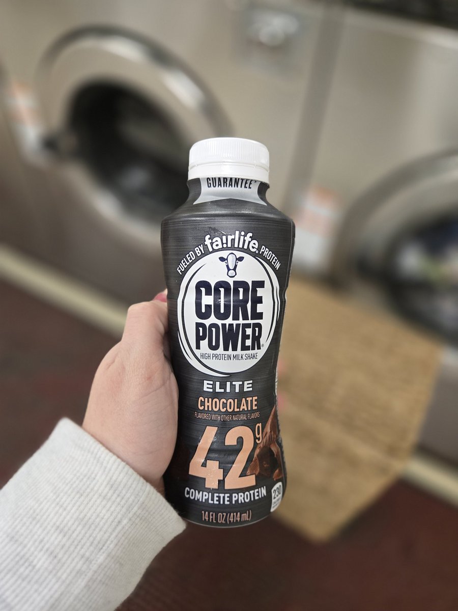 ageminisarticle's tweet image. Anyway, I&apos;m currently doing laundry now. While having a bottle of #corepower #elite #chocolate.