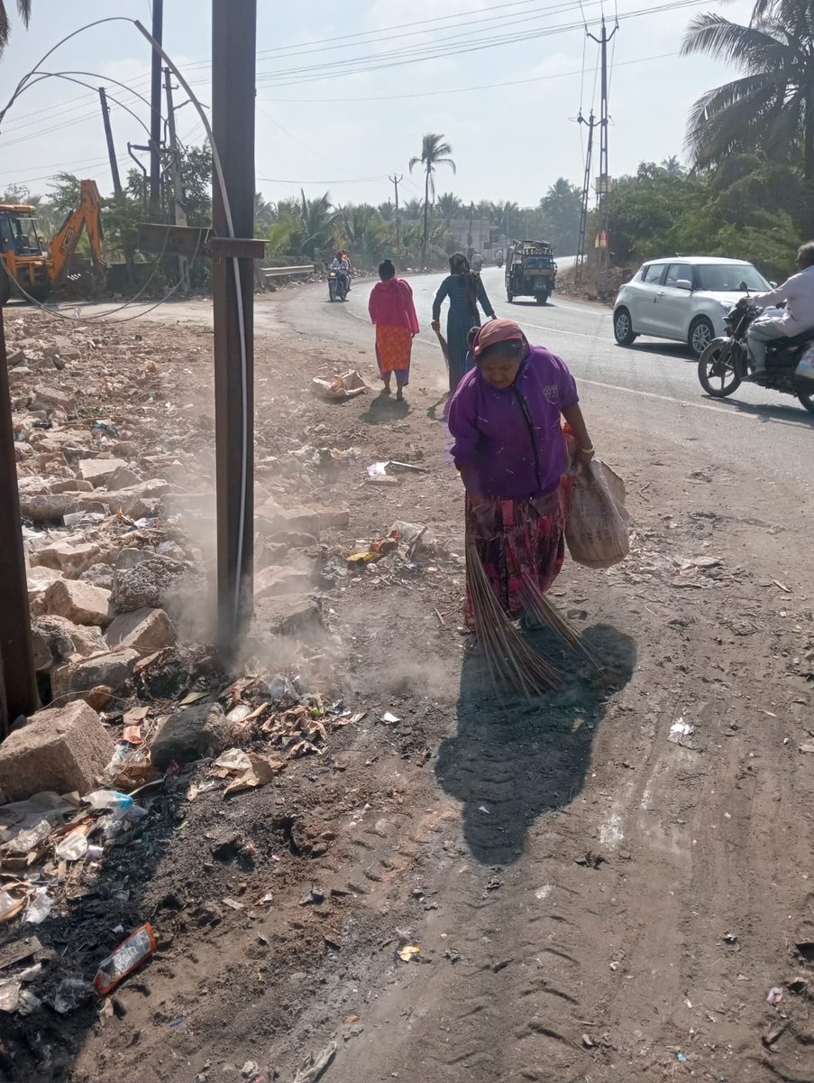 આજ રોજ કુકસવાડા ગામે ઘણા લાંબા સમય થી પડેલ કચરા ના ઢગલા દૂર કરાવવામાં આવ્યા
<a href="/collectorjunag/">Collector Junagadh</a> <a href="/DdoJunagadh/">DDO Junagadh</a> <a href="/CMOGuj/">CMO Gujarat</a> <a href="/PMOIndia/">PMO India</a>