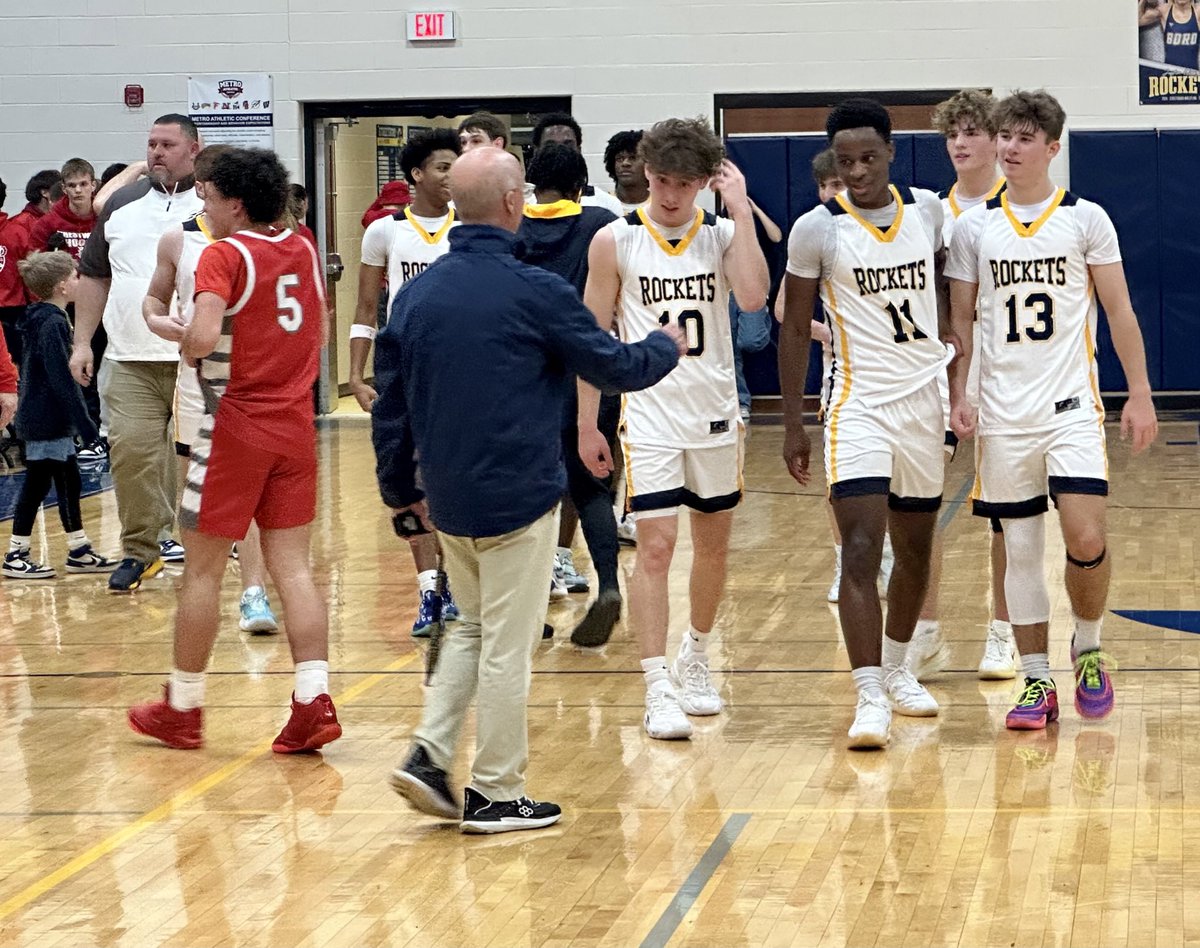 Tuesday Featured Game 🌟 

*Final Score*
(18-3) Streetsboro - 62
(16-4) Crestwood - 38

Streetsboro jumps out to an early lead and leads wire-to-wire for a rivalry win.

Charles Ivory led the Rockets with 18 points, while Brody Durham had 14 for Crestwood.

#NEOHoops 🏀