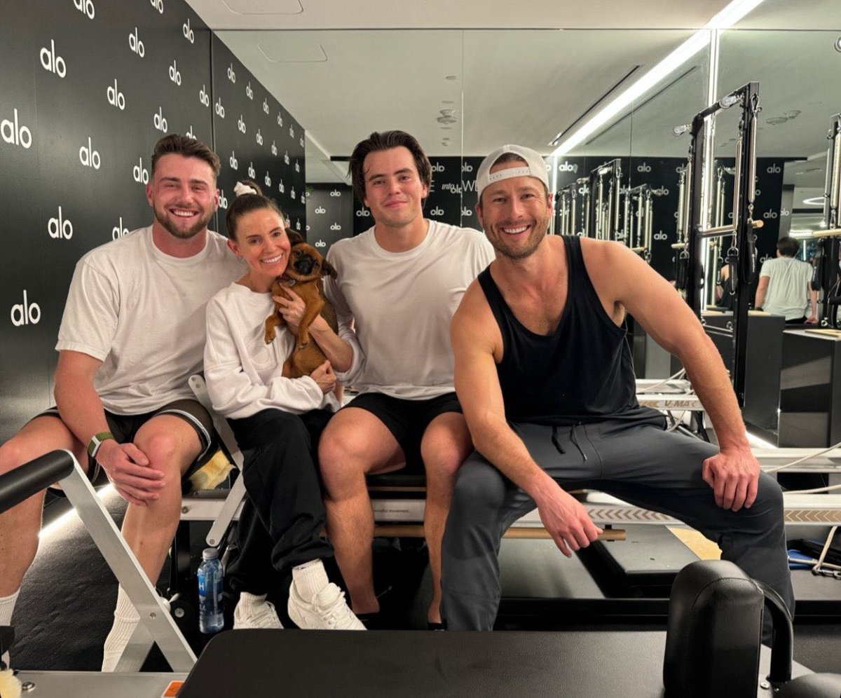 AvaPerona's tweet photo. @aloyoga targets Gen Z self-improvers. They use influencer collabs, social media and the iconic “Alo Wellnesss Club”🏃‍♀️ https://t.co/wfsXXDSxwJ