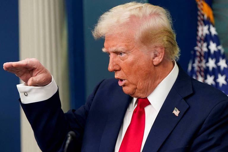 comentadosuave's tweet image. Se eu fosse presidente, minha resposta ao Trump e sua taxação contra o Brasil seria essa:

O Brasil hoje financia a dívida americana com suas reservas internacionais enquanto paga juros extorsivos pra rolar sua própria dívida interna. Isso precisa acabar.

Temos cerca de US$ 330…