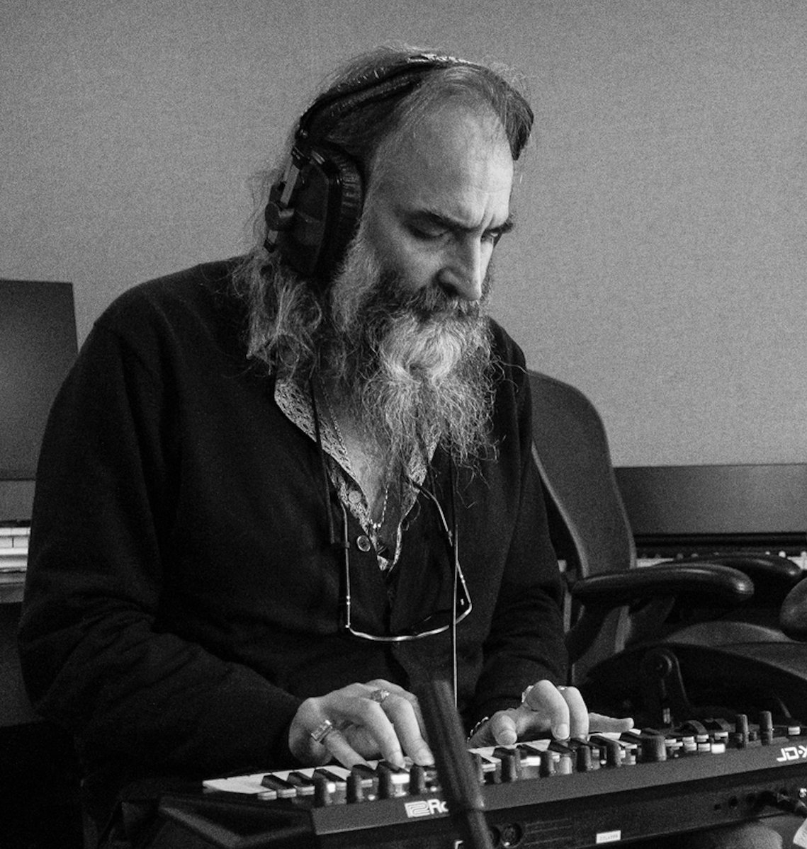 MAGNET Magazine (@magnetmagazine) on Twitter photo Happy 60th birthday #WarrenEllis (#DirtyThree, <a href="/nickcave/">Nick Cave & The Bad Seeds</a>). Everything’s fucked. Read <a href="/_JOE_CARDAMONE_/">Skeleton Joe</a> (#IcarusLine) in MAGNET on <a href="/warrenellis13/">Warren Ellis</a>: magnetmagazine.com/2015/10/22/fro… Happy 60th birthday #WarrenEllis (#DirtyThree, <a href="/nickcave/">Nick Cave & The Bad Seeds</a>). Everything’s fucked. Read <a href="/_JOE_CARDAMONE_/">Skeleton Joe</a> (#IcarusLine) in MAGNET on <a href="/warrenellis13/">Warren Ellis</a>: magnetmagazine.com/2015/10/22/fro…