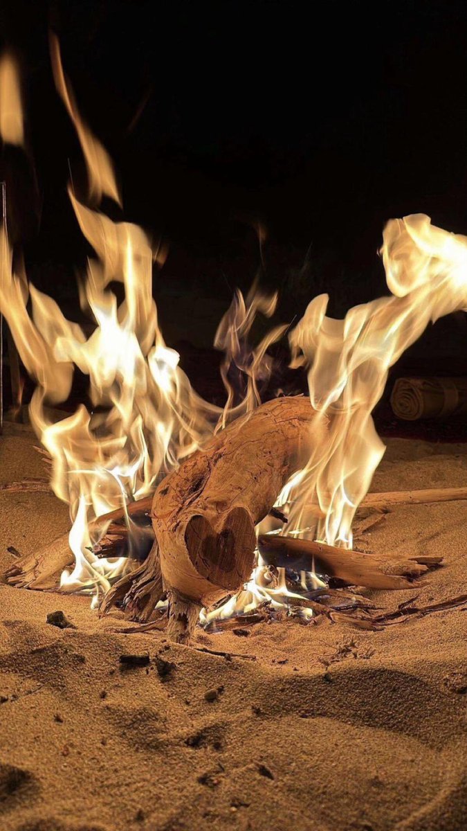 تدري وش الي حرك الشوق فيني
برد الشتا والليل مع شبت الضو ..♥️