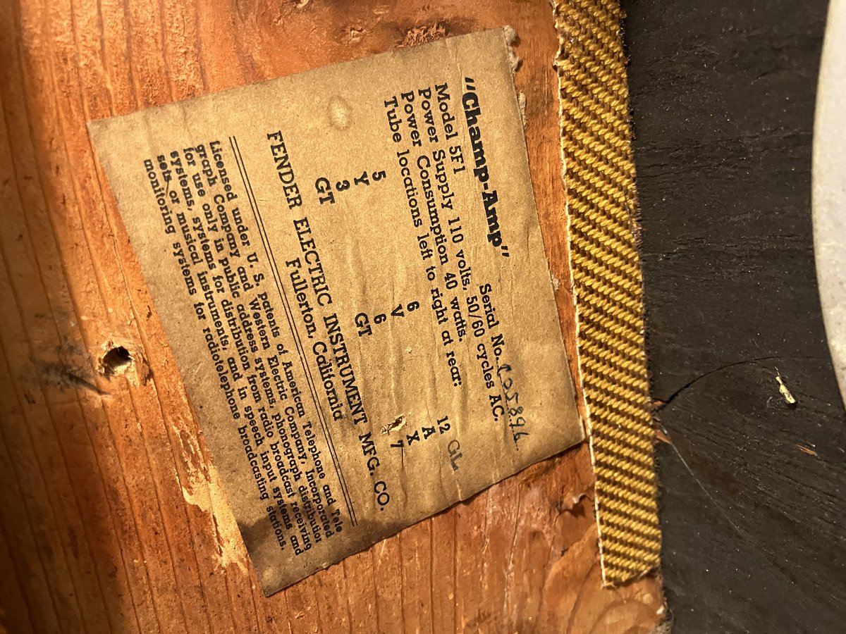 1957年製Tweed Champのメンテナンス&amp;オーバーホール作業。

メンテナンスをして大切に使い続けられて来たアンプ、、、もの凄いオーラがありますね！

#Fender #tweed #champ #overhaul