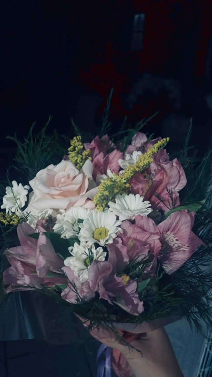 ahrixiis's tweet image. é gente… mais uma vez… mais uma vez tirei foto do buquê da minha mãe KKKKK
