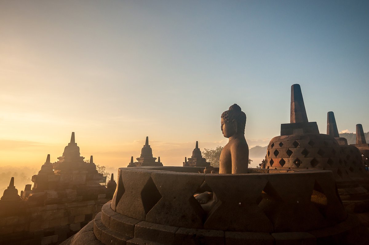 traveltales99's tweet photo. 🌟 Discover Borobudur in Indonesia - the world's largest Buddhist temple! 🏯 Enrich your spirit with 2,672 reliefs &amp; 504 Buddhas as you trek through a journey of enlightenment. 🌄 Tips: Arrive early, dress comfy, and don't miss the epic sunrise tour! ✈️ #Travel #Borobudur https://t.co/qyFSoejLC5
