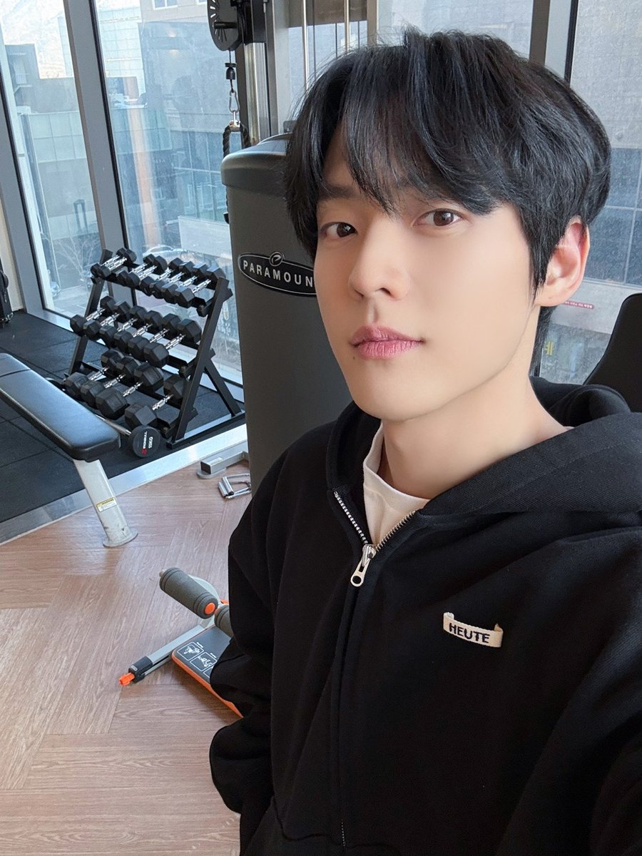 pomelody18's tweet photo. Their new HMU Artist not only makes them look so good but also promotes their shows. He could really pass as a 5th gen idol here 😍🥰
#BTOB #LEEMINHYUK #허타람찌 #HUTA #이민혁 https://t.co/tTflrc6zxt