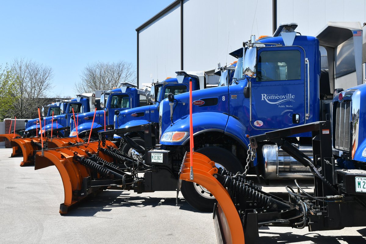 Please help our plows by... 

- Not putting trash cans or parked cars on the street (if possible).
- Following the odd/even snow parking ordinance if you must park on the street.
- Not shoveling or blowing snow into the street.

Further details: buff.ly/3hpjdsa.