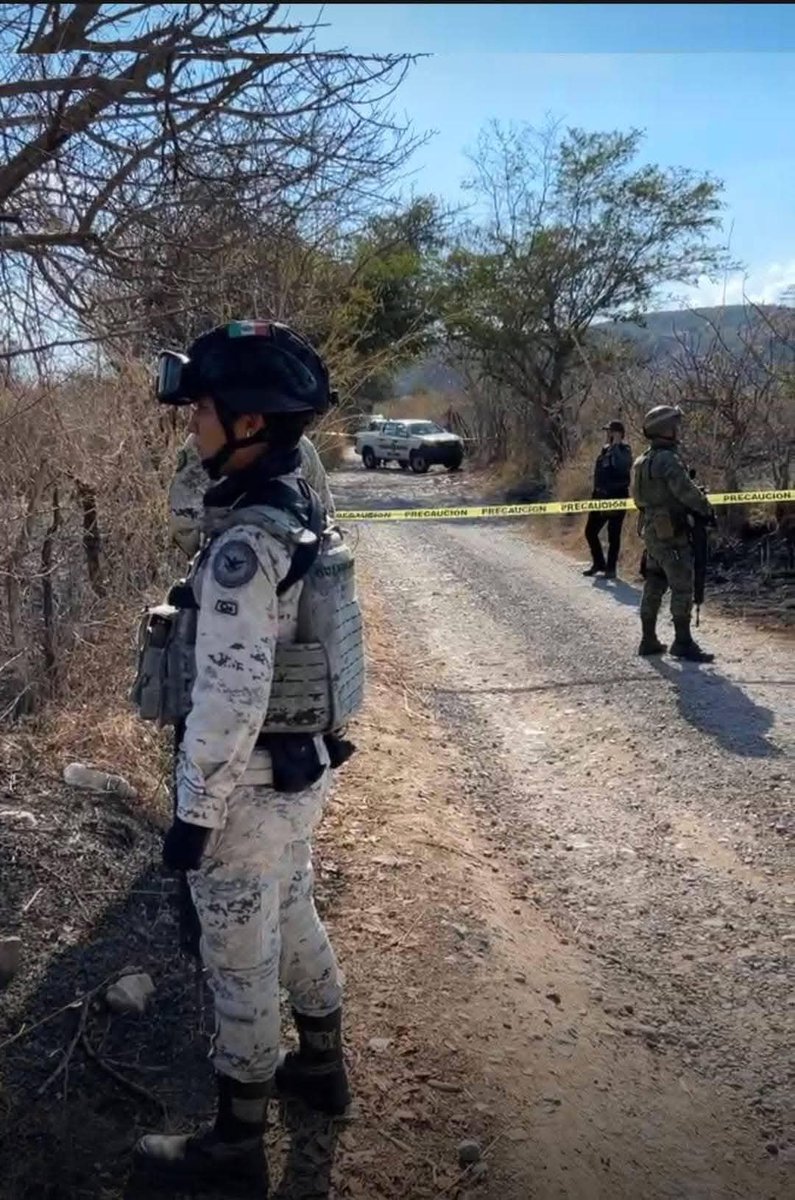 rodolman69's tweet photo. Con impactos de arma de fuego en el cuerpo y las manos cercenadas fué localizado el cuerpo de un jóven en un camino de terracería de #Tomatal perteneciente al municipio de #Iguala, además de cartulinas donde lo señalan de crear "psicosis" para que la feria no se hiciera. https://t.co/1Ux27ItKdP