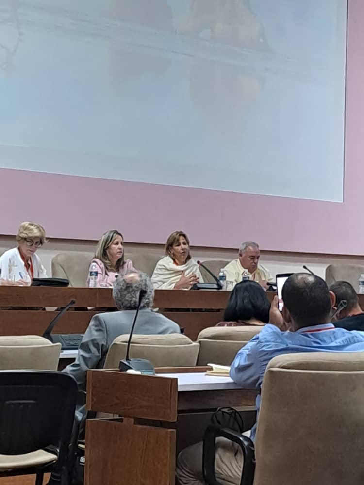 Dando continuidad a la IV Conferencia la Nación y la Emigración, tuvo lugar el I Foro de Educadores Cubanos Residentes en el Exterior.

Los participantes destacaron la universalidad de la educación cubana y mostraron disposición de continuar apoyando el sector, todos #JuntosXCuba